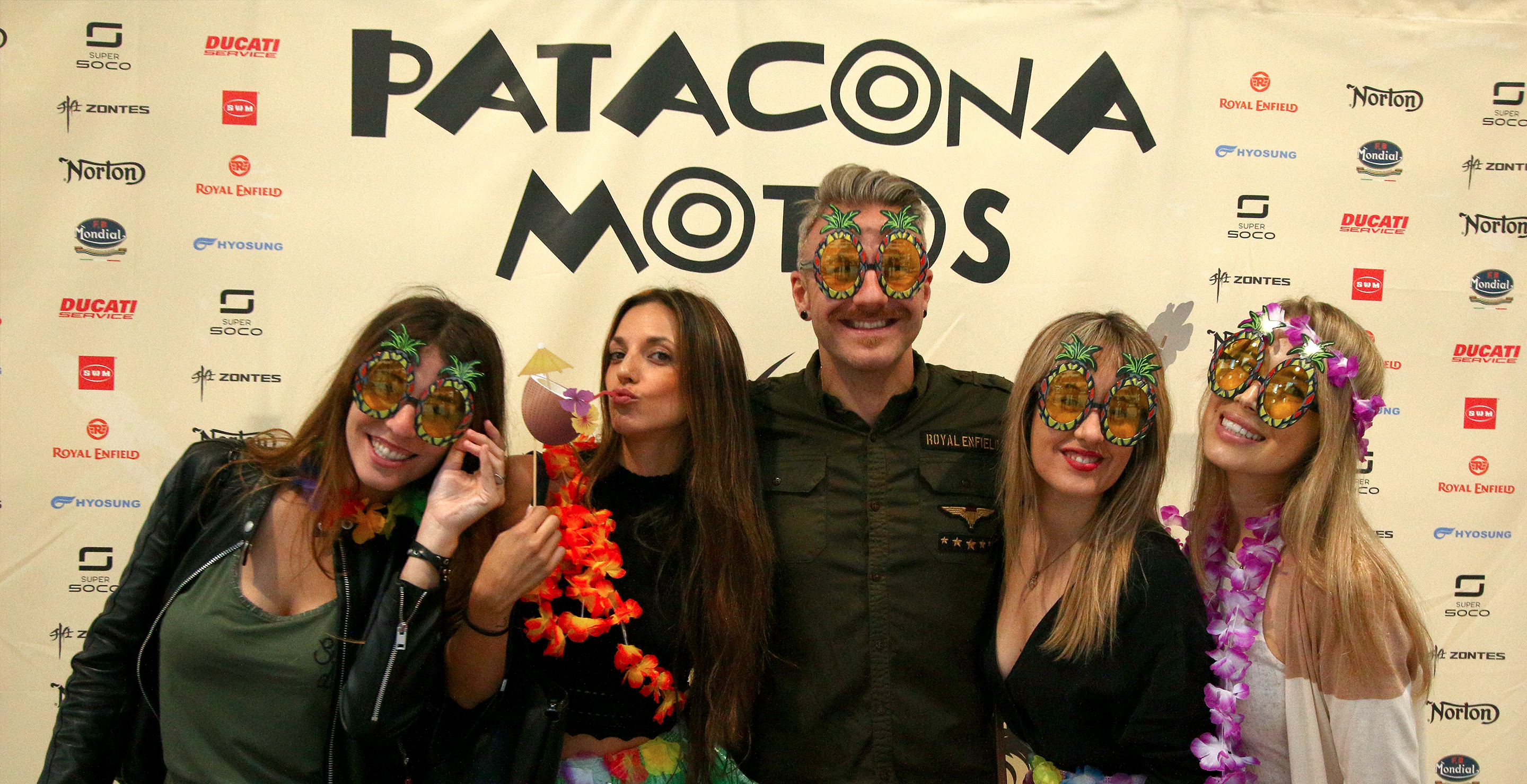 Personas posando delante de photocall de Patacona Motos