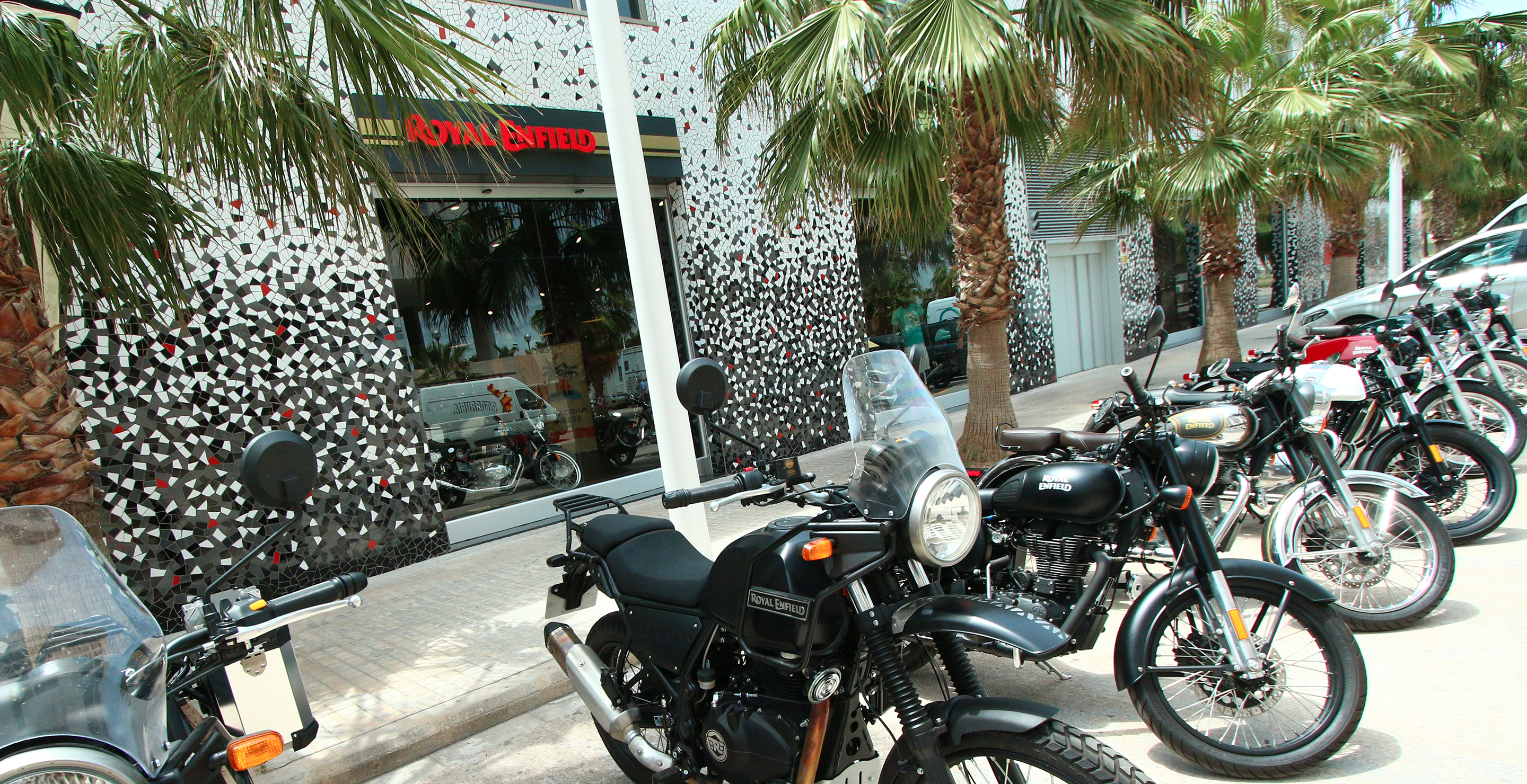 Distintos modelos de moto Royal Enfield delante de la entrada del concesionario Patacona Motos