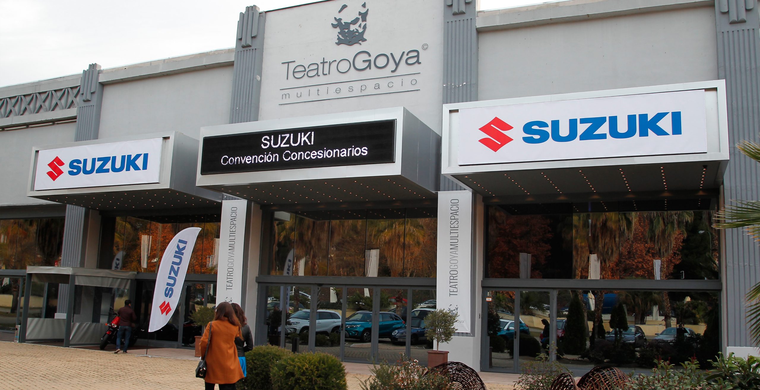 Vista exterior del teatro multiespacio Goya personalizada con banderola, logo y texto Suzuki Convención de Concesionarios