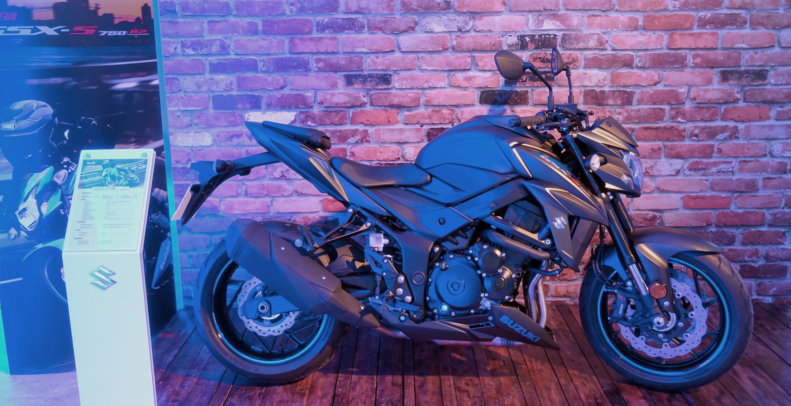 Moto Suzuki GSXS 750 en color negro