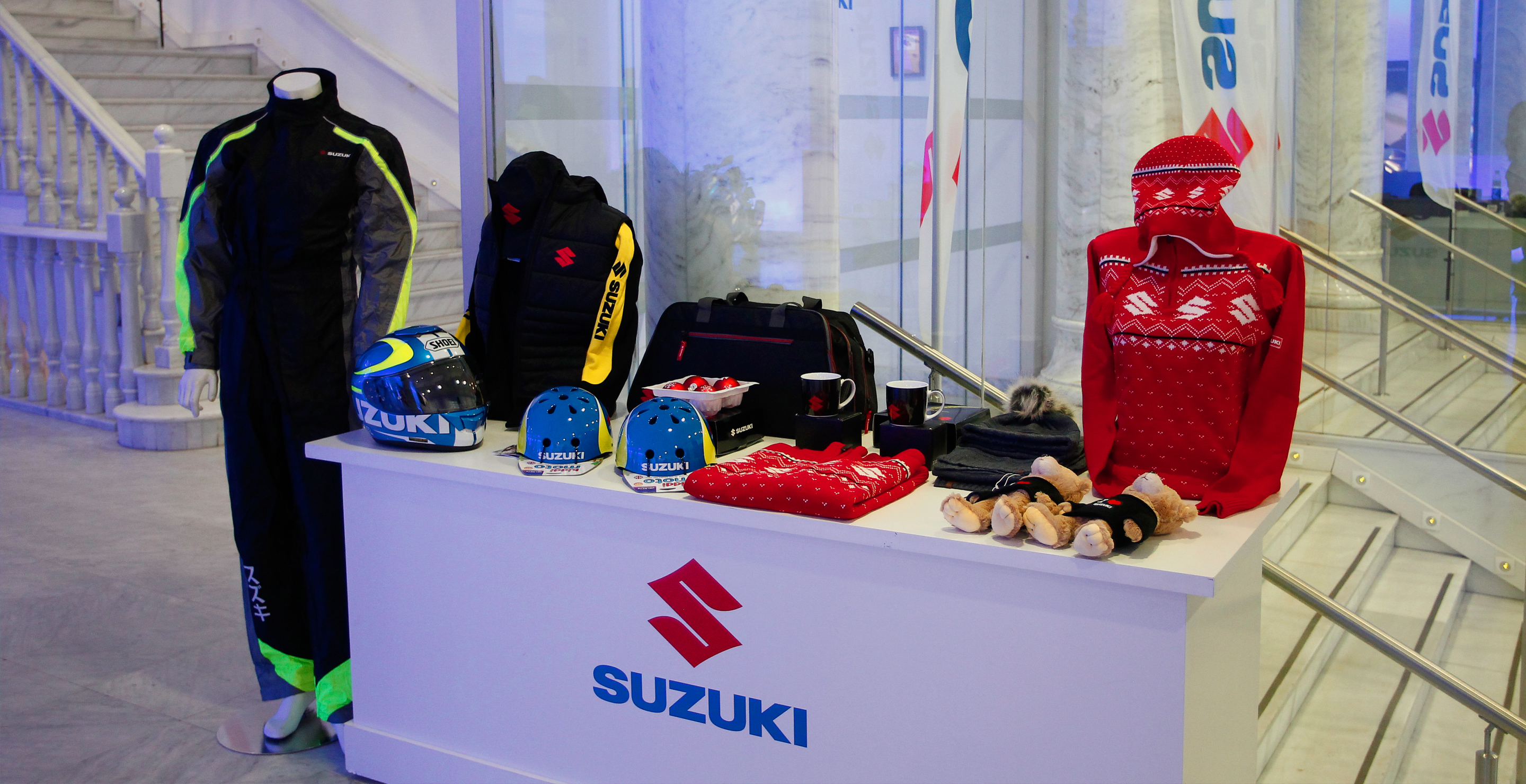 Merchandising Suzuki sobre mesa