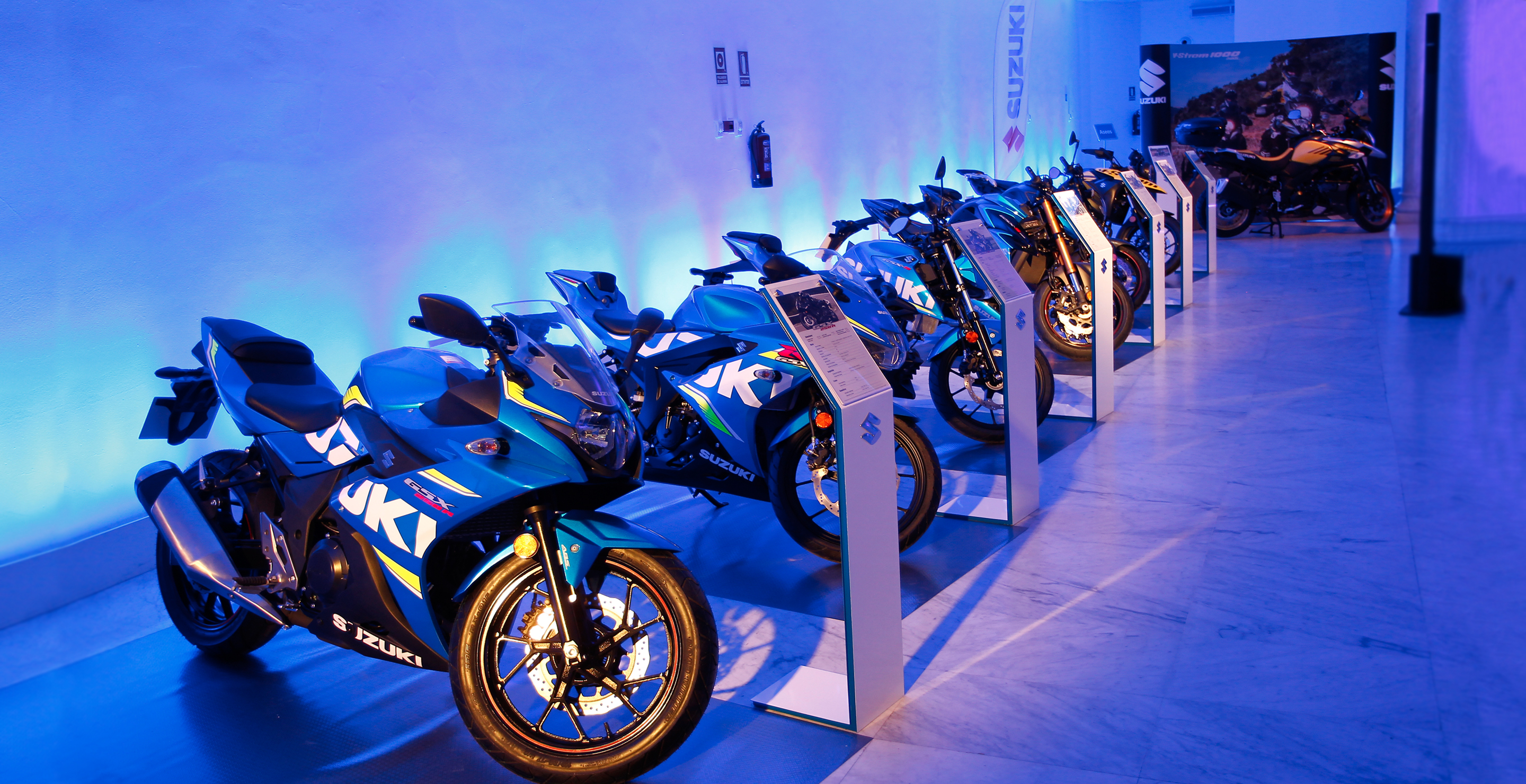 Modelos de motos Suzuki en sala del Palacio Neptuno