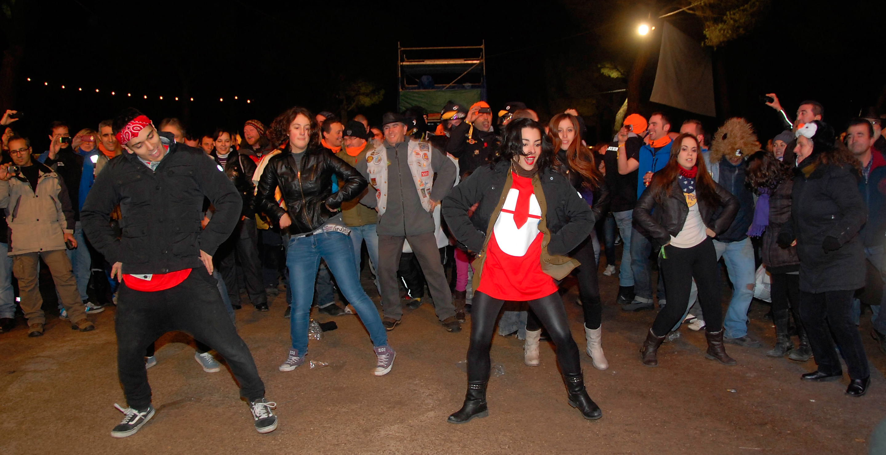 Personas bailando durante la acción de Flashmob de GIVi en la plaza de Pingüinos