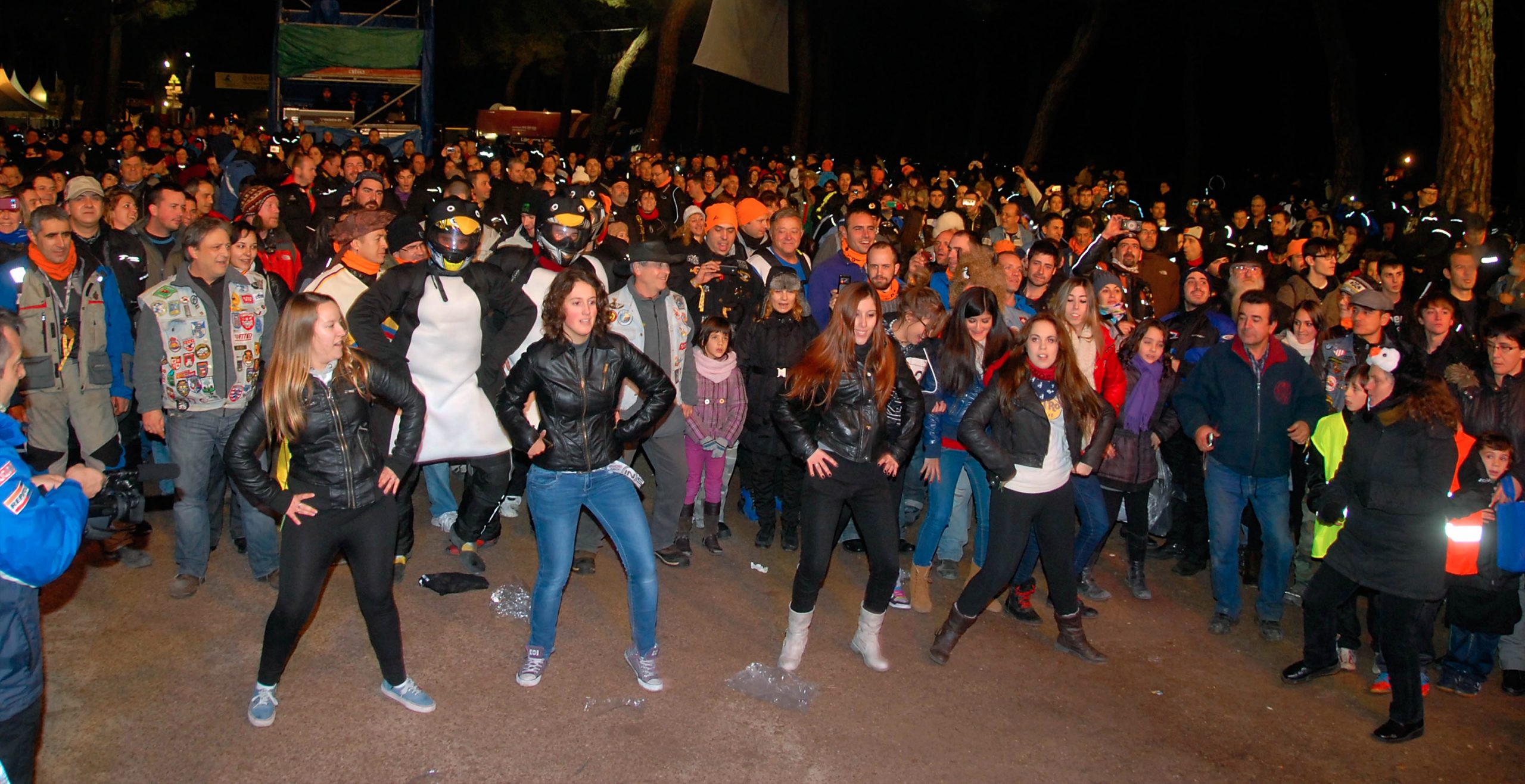 Personas bailando en la plaza de Pingüinos durante el flashmob de GIVI