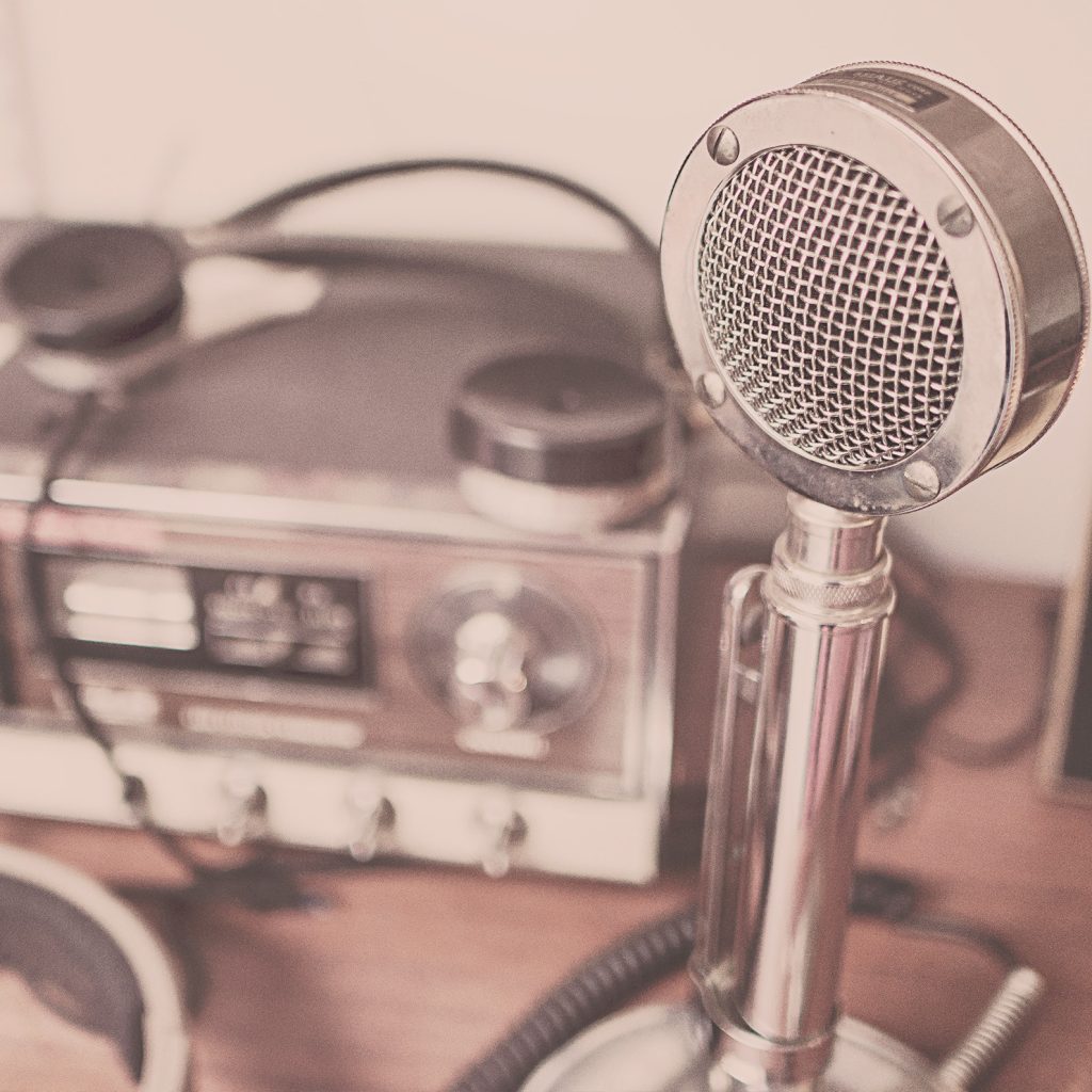 Radio antigua y micrófono