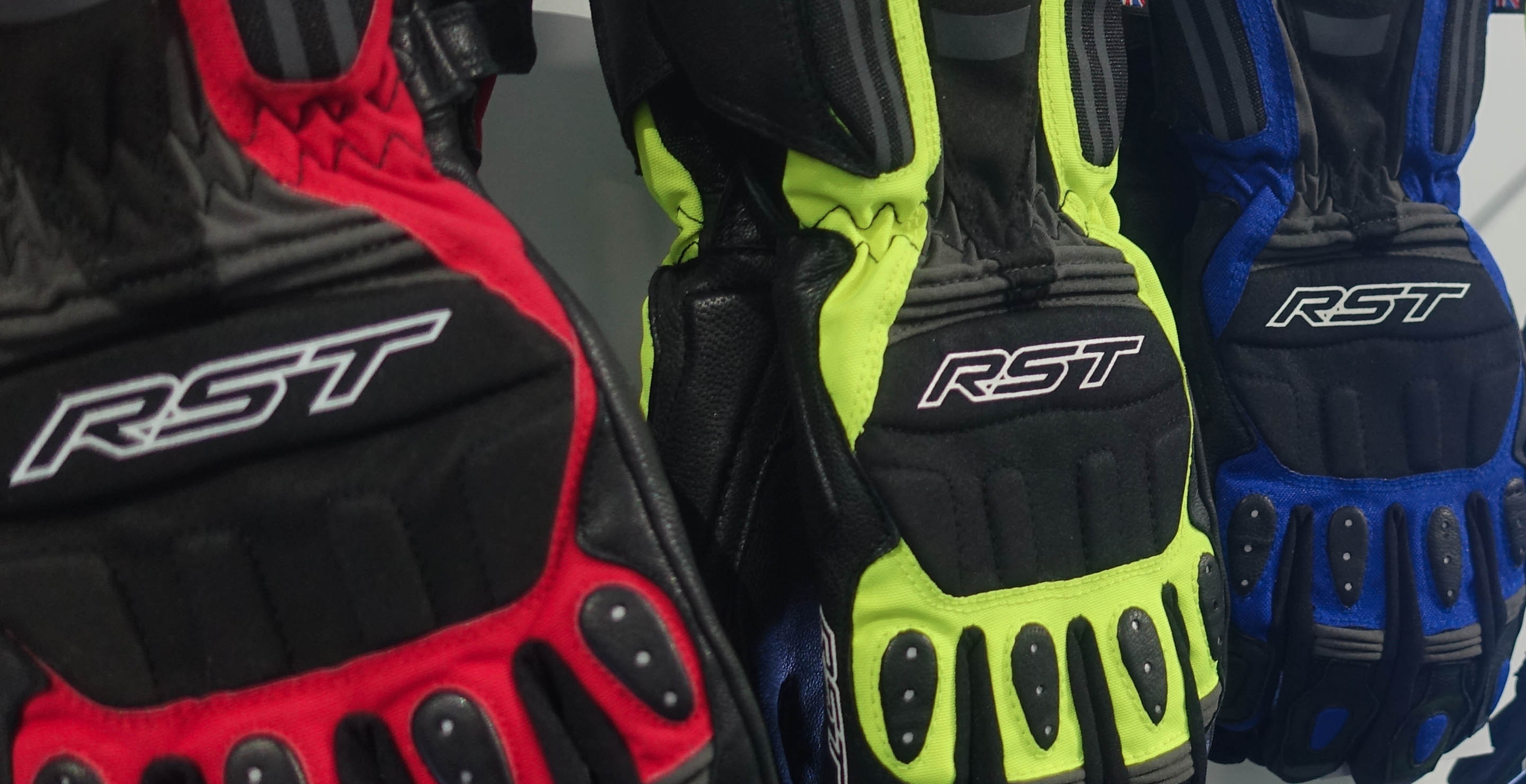 Imagen de acción de la colección de guantes racing de RST en el showroom de la marca británica, durante la visita de los periodistas españoles