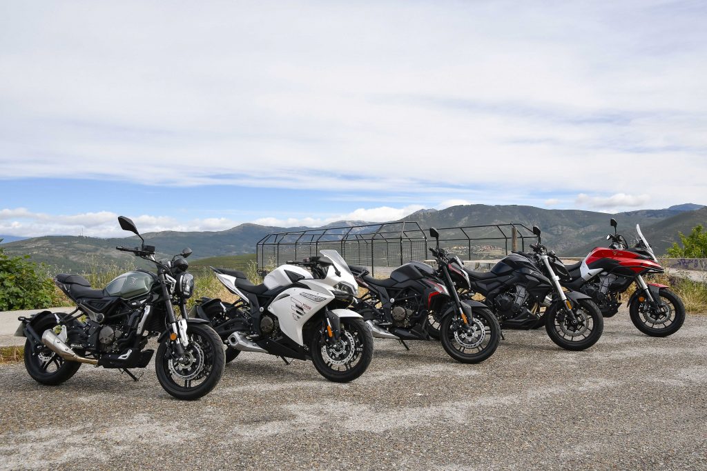 Cinco motos expuestas en una presentación de motos