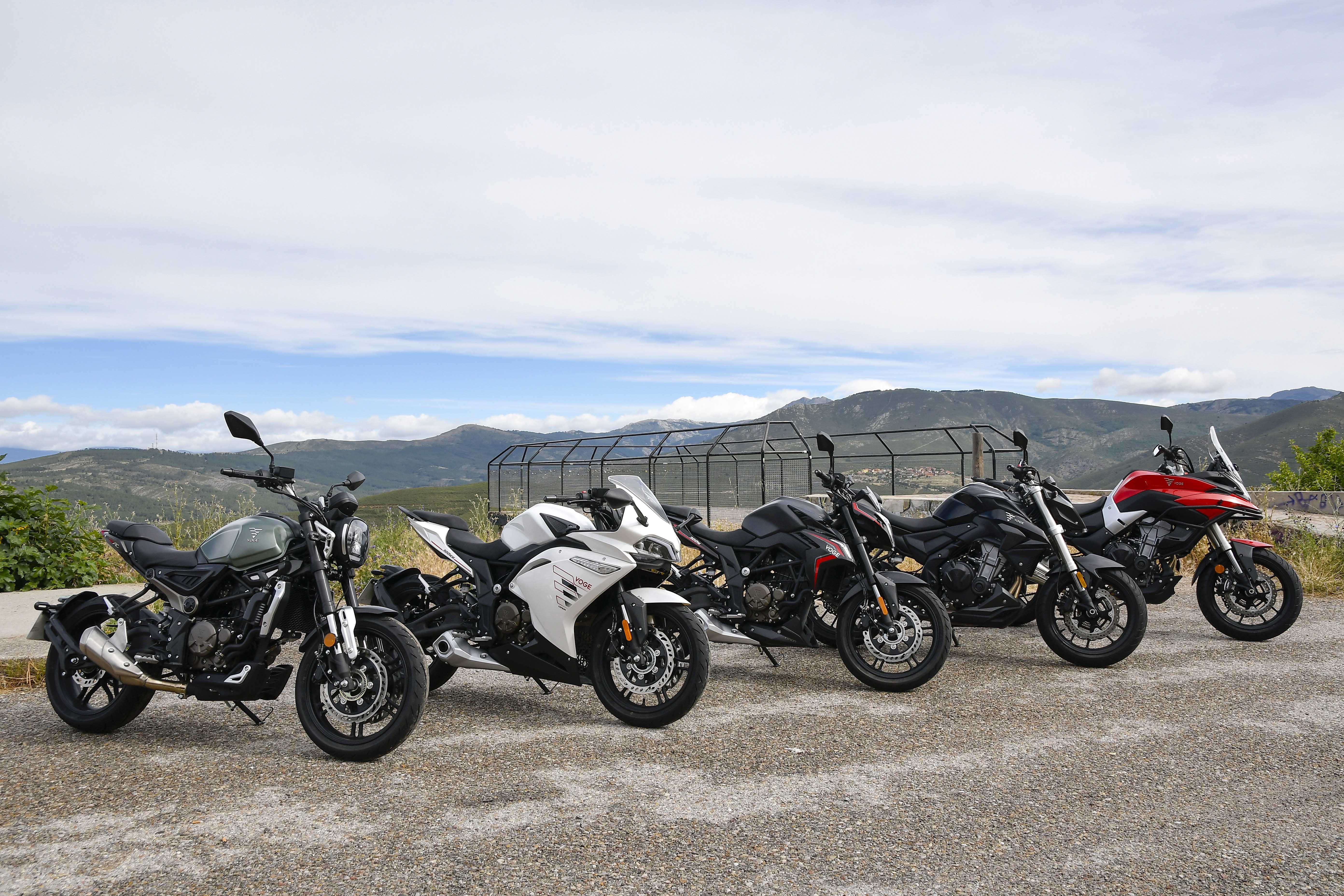 Cinco motos expuestas en una carretera