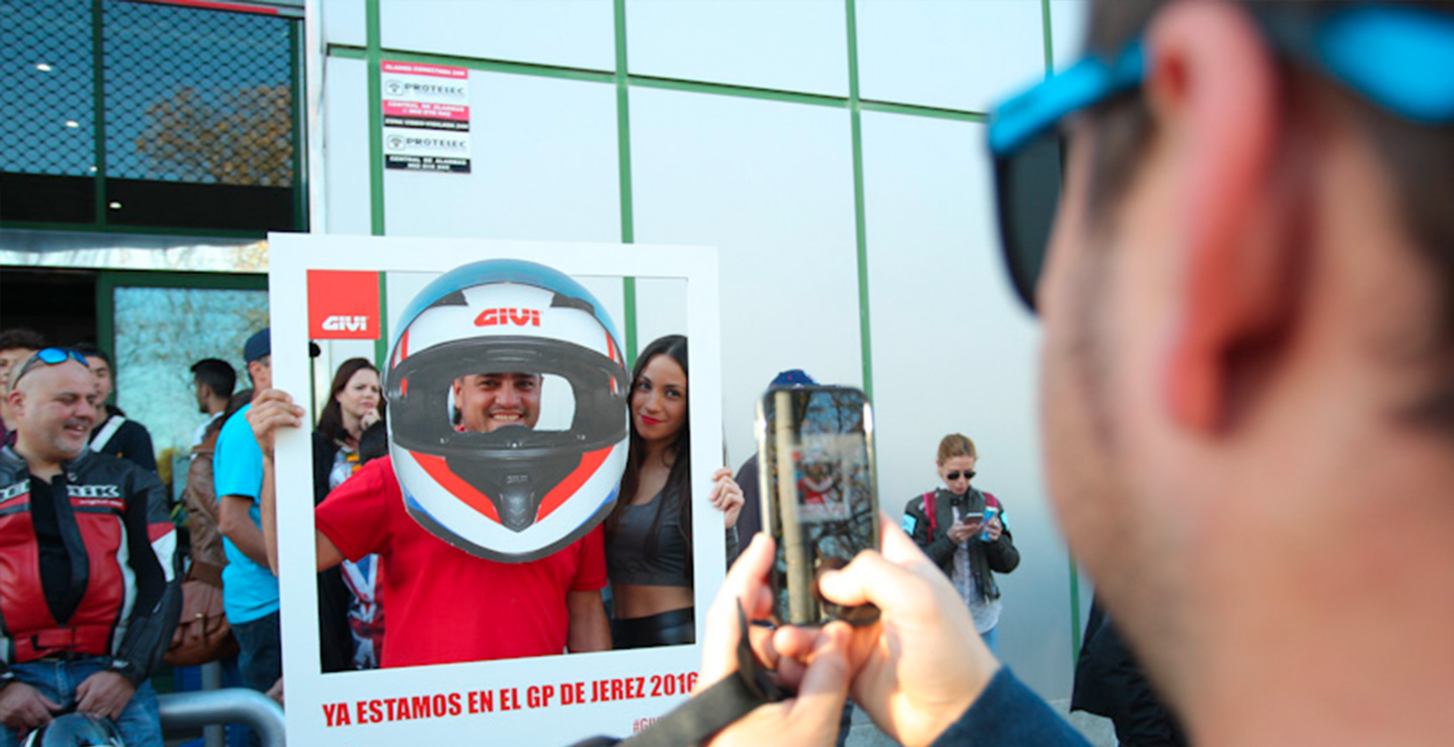 Casco gigante GIVI para accón de marketing de guerrilla durante la celebración del Gran Premio de Motociclismo de Jerez 2014