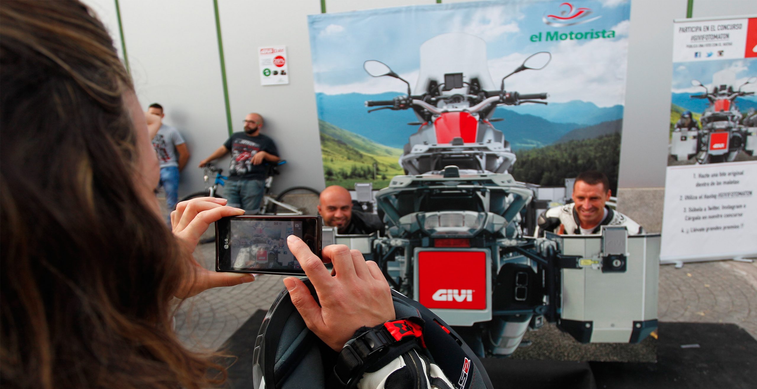 Corpóreo maletas GIVI para accón de marketing de guerrilla durante la celebración del Gran Premio de Motociclismo de Jerez 2014