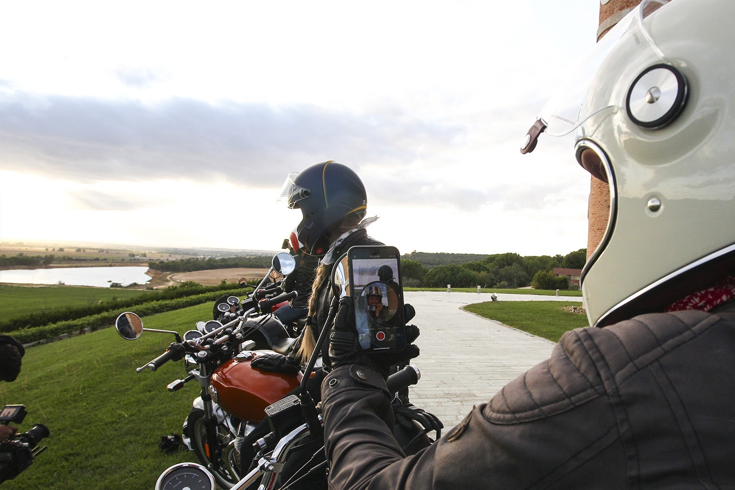 Influencer haciendo un selfie durante una ruta en moto