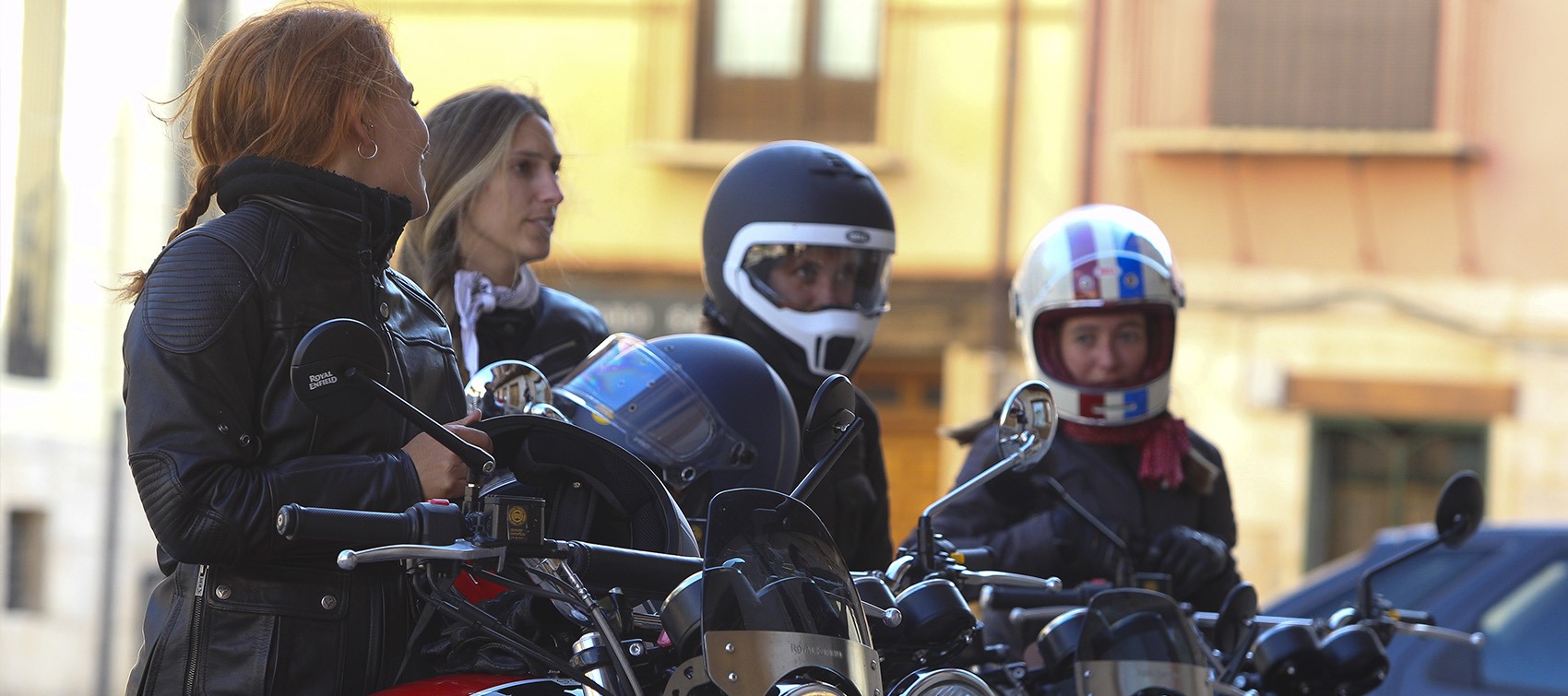 Chicas en motos Royal Enfield