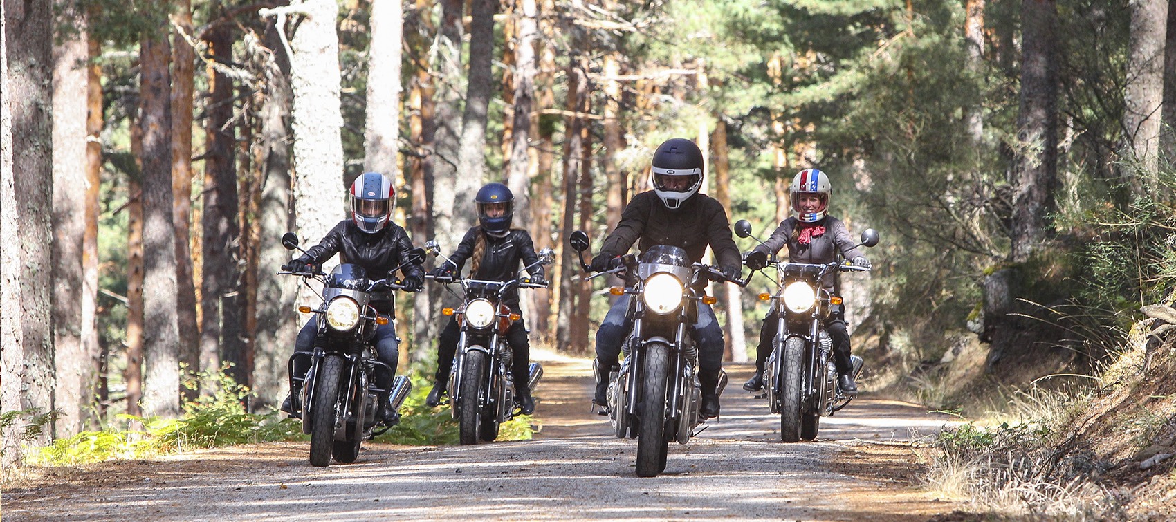Influencers moto en grupo durante ruta on Royal Enfield