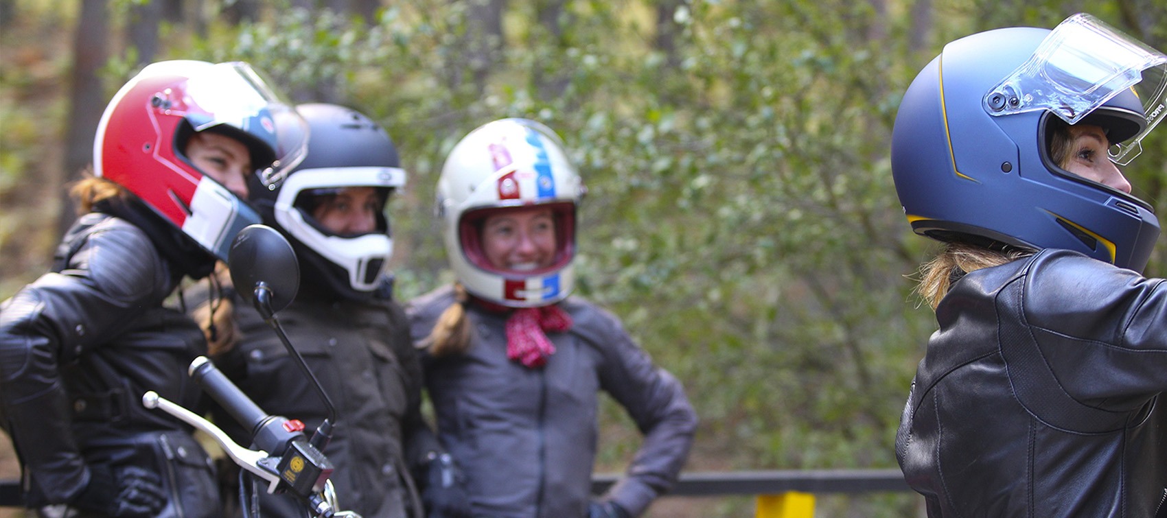 Chicas con casco BELL haciendose un selfie en ruta en moto