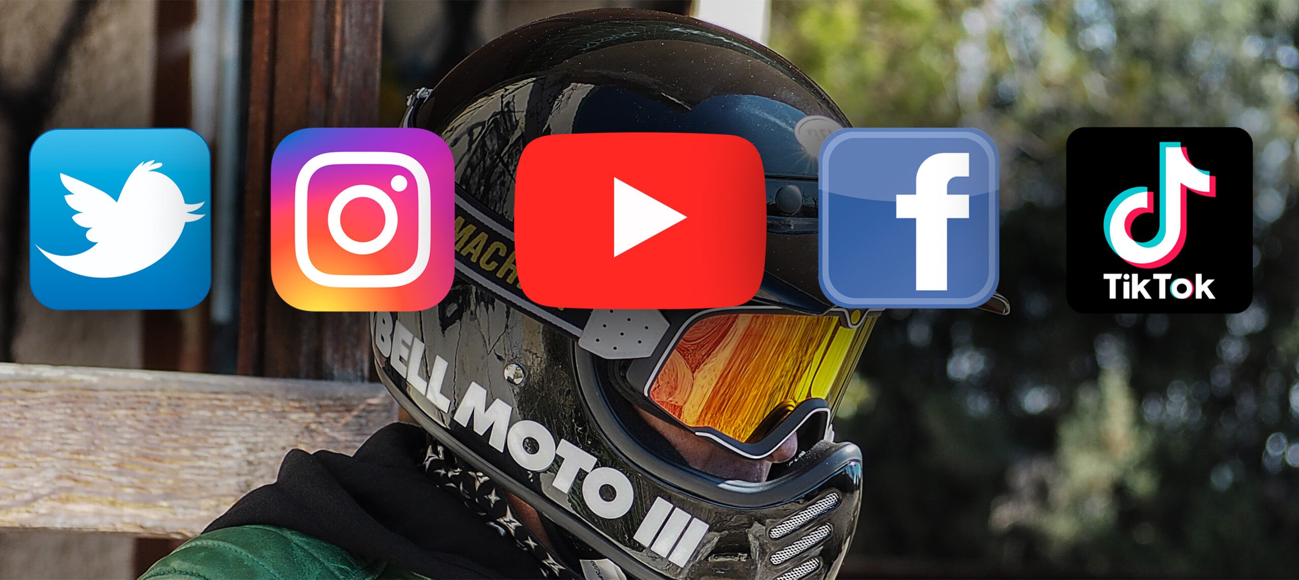 Logotipos de redes sociales sobre colaborador influencer moto