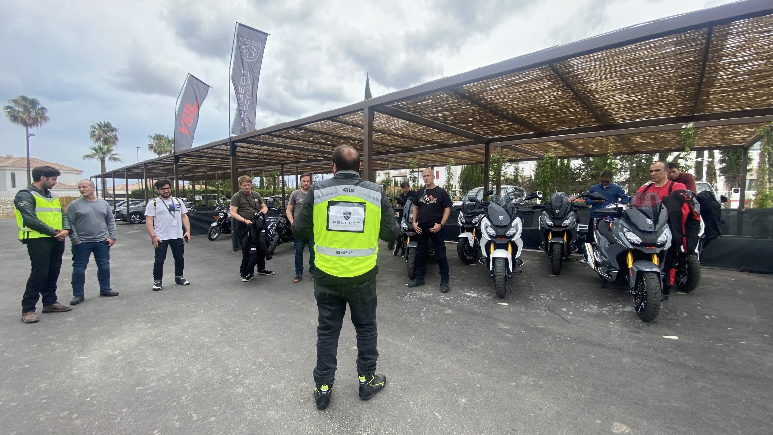 Road Leader del equipo Medis Grupo dando el briefing de ruta a la prensa especializada de la moto