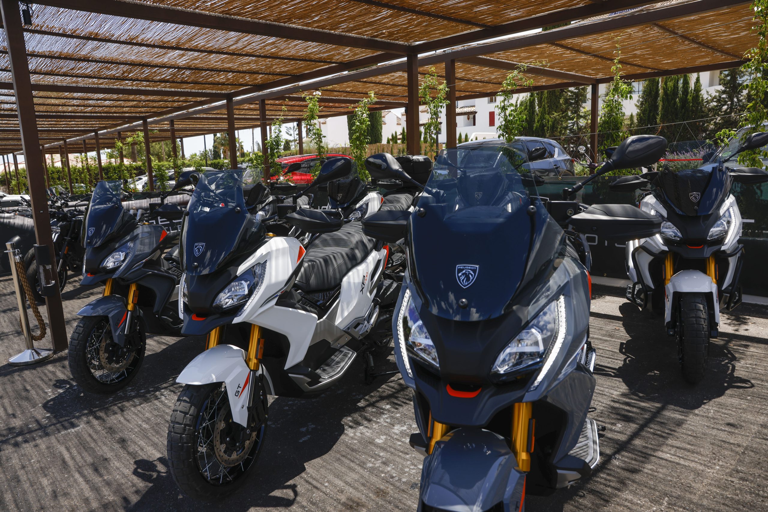 Modelos Peugeot Motocycles XP400 preparados y colocados perfectamente para el test ride de la prensa especializada