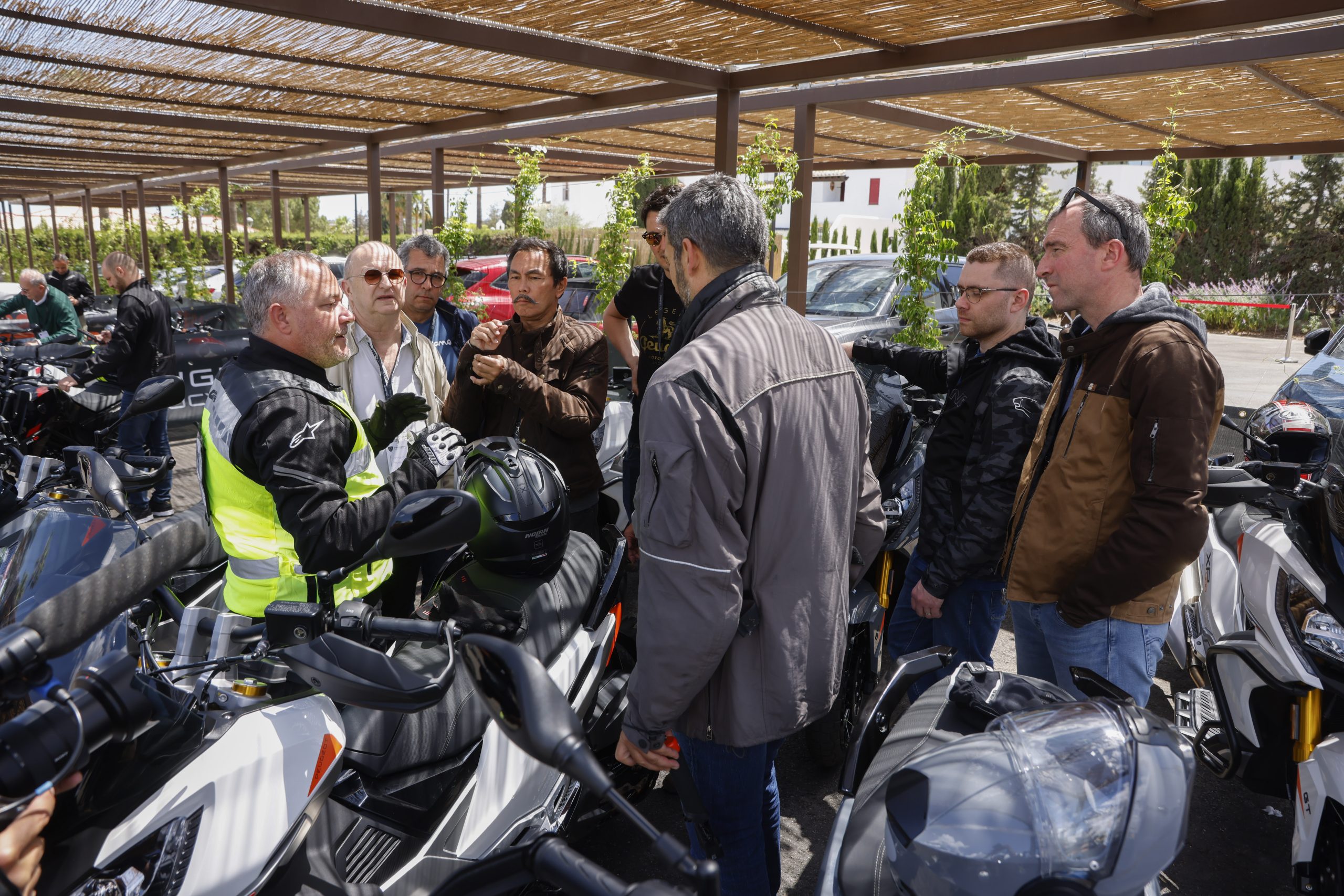Road Leader del equipo de Peugeot Motocycles explicando a la prensa interrnacional el briefing de la ruta en moto