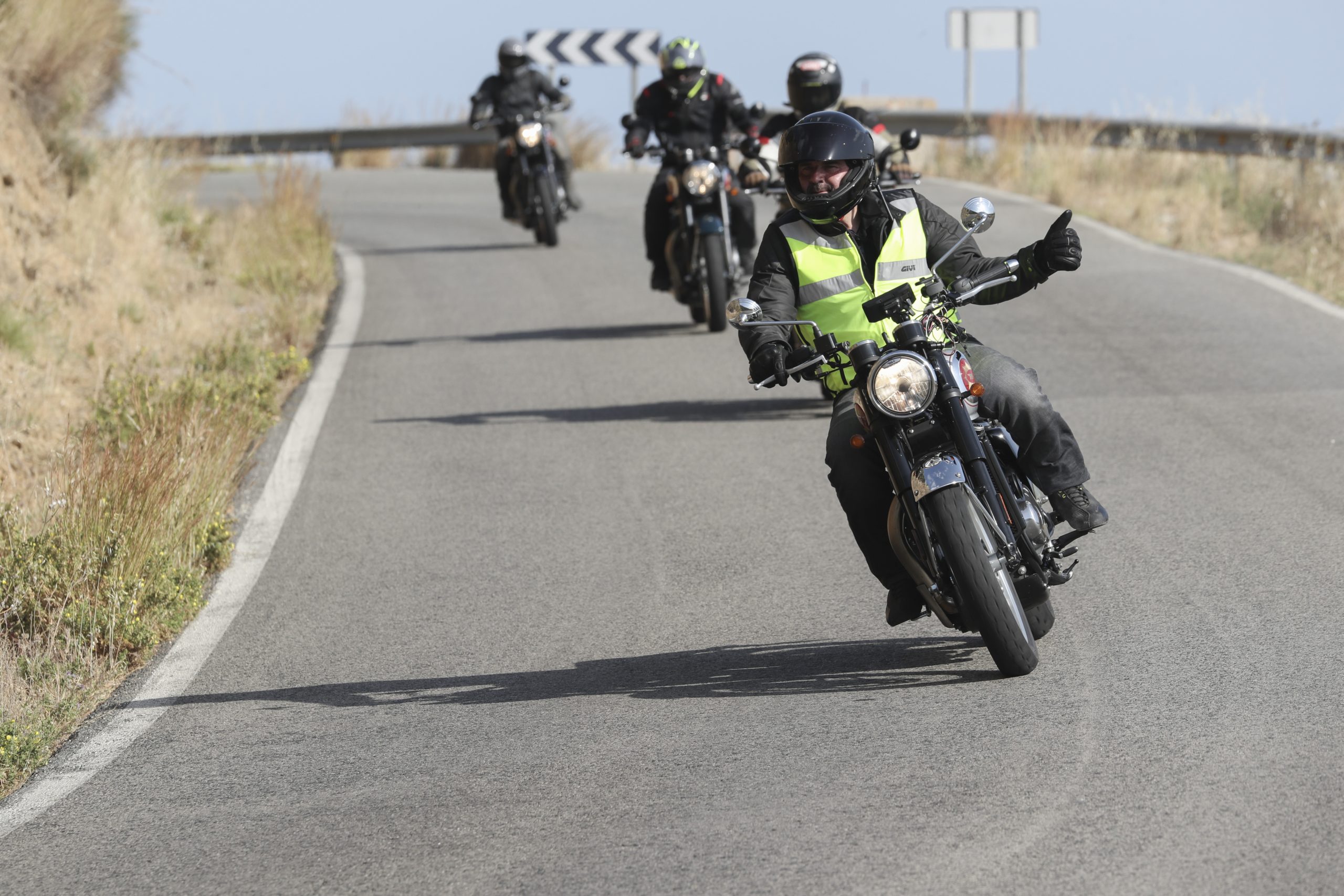 Road Leader del equipo de Medis Grupo indicando la ruta a la prensa especializada de la moto que probaba el modelo de BSA Gold Star 650